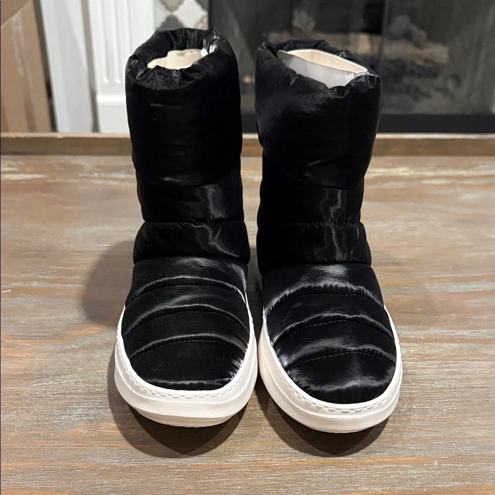 Gentle Souls by Kenneth Cole Rosette Puff Boots 7 NWOB Black Nylon Platform Cozy